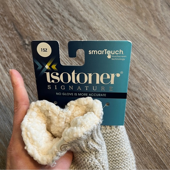 Isotoner Cream Fleece Mittens - Picture 4 of 4